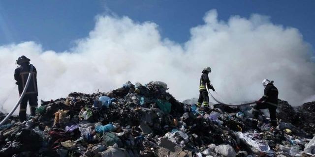 Под Киевом вспыхнул крупный пожар на мусорной свалке