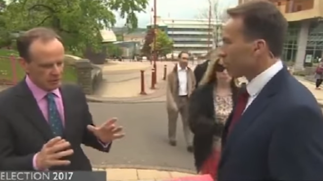 Ведущий «Би-би-си» случайно потрогал женщину за грудь в прямом эфире