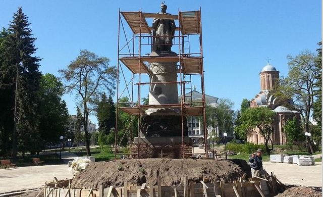 В Чернигове памятник Хмельницкому развернут спиной к Москве