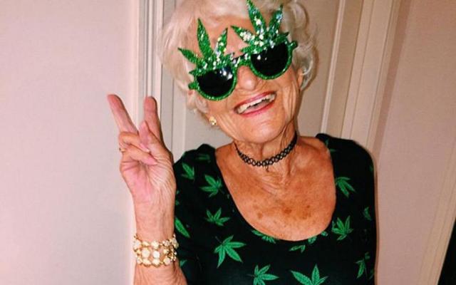 В Украине накрыли банду старушек с айфономанией