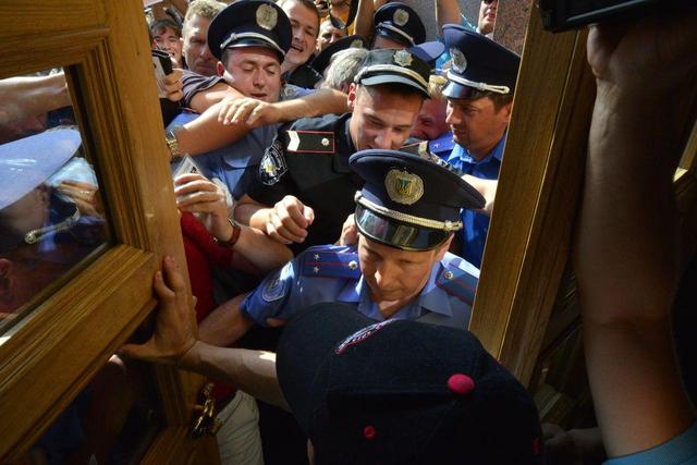 Потасовка между активистами и охраной произошла в Киевсовете: заседание приостановлено