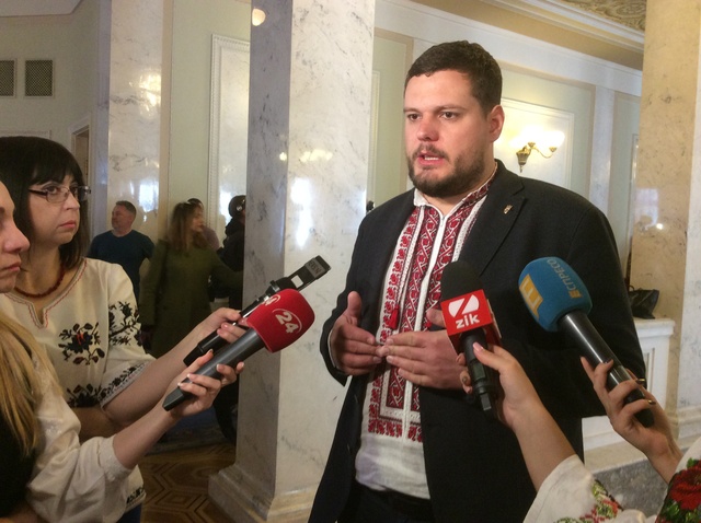 Хустки и сорочки в стиле бохо. Как парламент приоделся ко Дню вышиванки