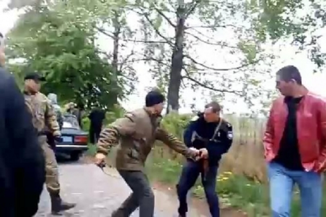 На Вінниччині молодик виривав табельну зброю у поліцейського