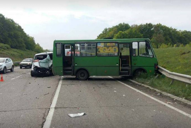 Под Киевом на трассе автомобиль выехал на встречку и протаранил маршрутку