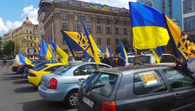 В Киеве стартует автопробег к имению Петра Порошенко в Козине