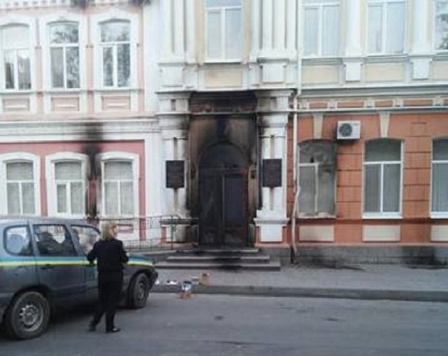 Появились первые фото с места пожара в горсовете Мелитополя