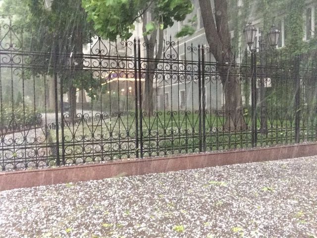 В Одессе пошел сильный град