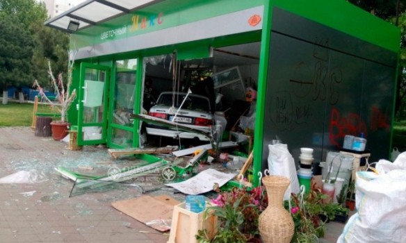 В Одессе "Волга" разгромила цветочный магазин