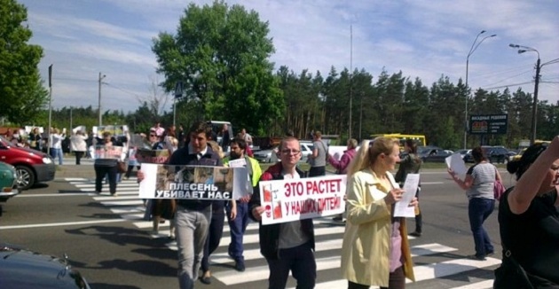 У Биківні під Києвом мешканці перекрили трасу проти вирубки лісу