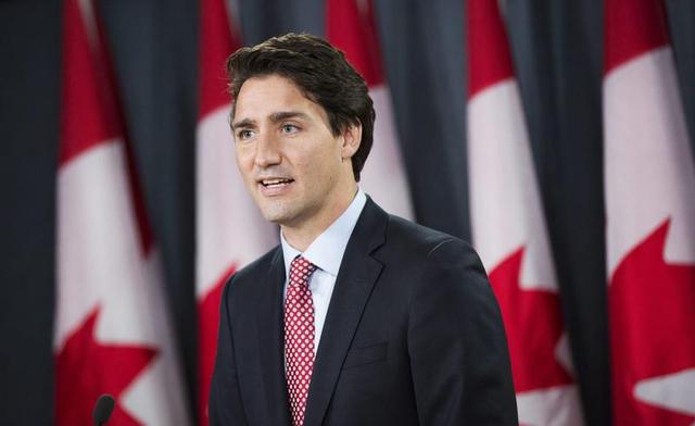 Трюдо в шортах оказался среди студентов, праздновавших выпускной