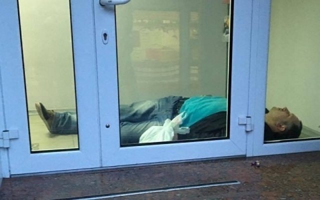 В Днипре на полу закрытого отделения «Альфа-Банка» нашли мужчину