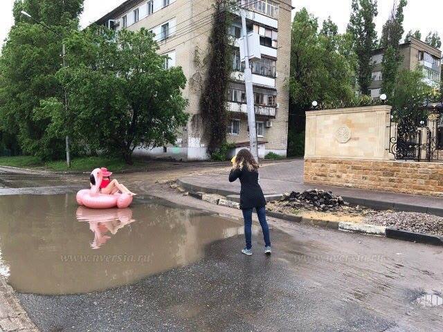 Обнажённая модель высмеяла российские дороги