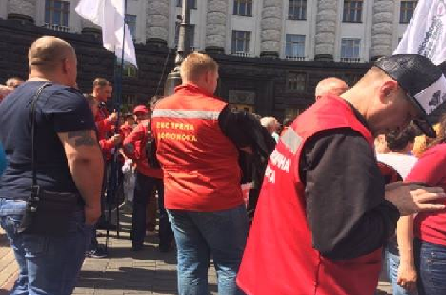 Медики перекрыли улицу Грушевского в Киеве