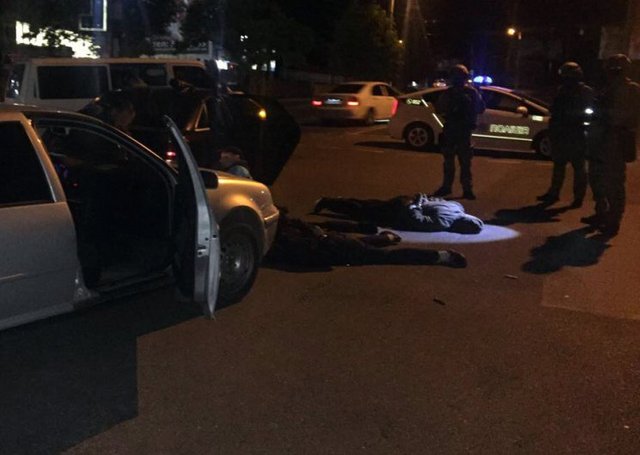 В центре Кропивницкого задержали более 10 человек с арсеналом оружия в машинах