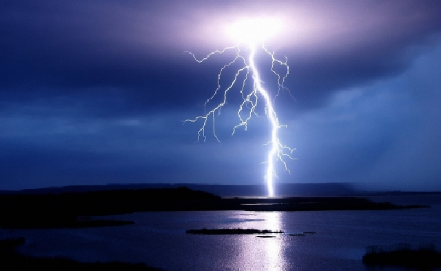 В Украине молния убила полицейского