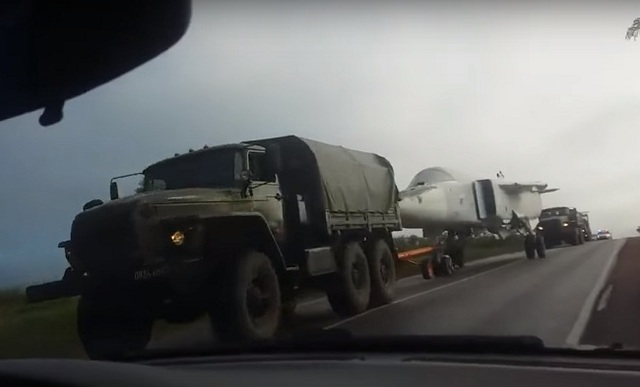 По Крыму ездят российские военные самолеты