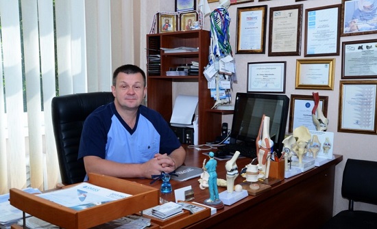 У Черкасах ортопед-травматолог оперує пацієнтів, які не в змозі платити