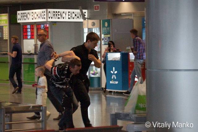 Cеть потрясли кадры жесткого задержания в Борисполе