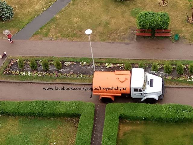 На столичной Троещине поливают газоны во время дождя