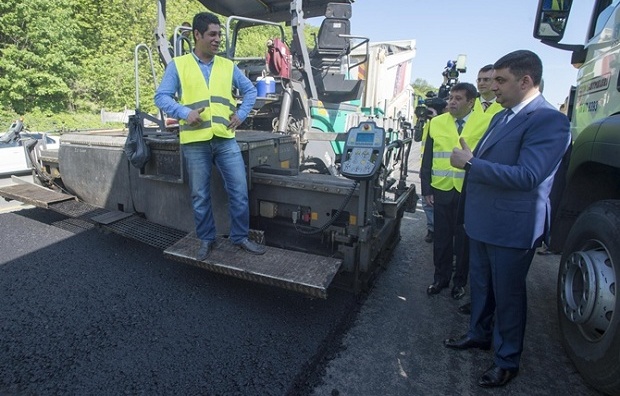 Гройсман пойдет считать ямы на украинских дорогах