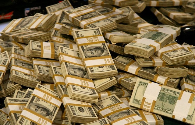 У экс-налоговиков изъяли 23 авто, $ 5,5 млн и более 3 кг золота