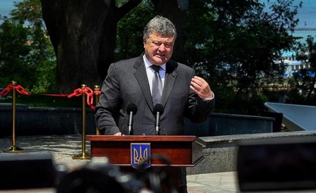 Металлический забор и два ряда Нацгвардии – так Порошенко любит Одессу