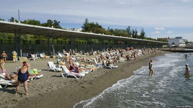 "Романтика русского мира": в Крыму мусор и водоросли закопали на пляже