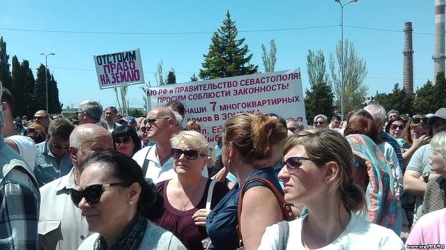 “Путин, защити!“: в Севастополе митингуют против конфискации земли