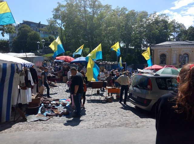 В Киеве заметили «странных патриотов» в вышиванках и с перевернутыми флагами