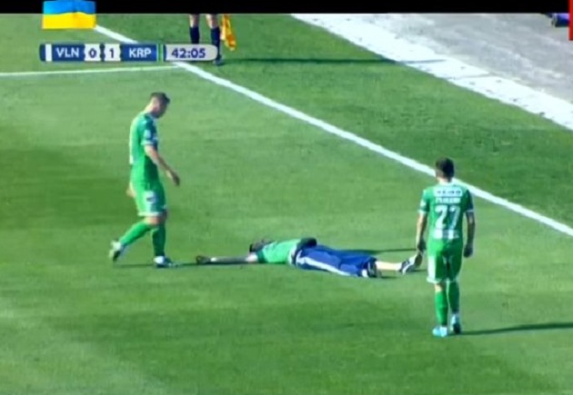 Во Львове пьяного футбольного фаната уносили с поля на руках