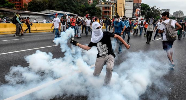 В Каракасе демонстрация за свободу прессы Венесуэлы переросла в столкновения с полицией