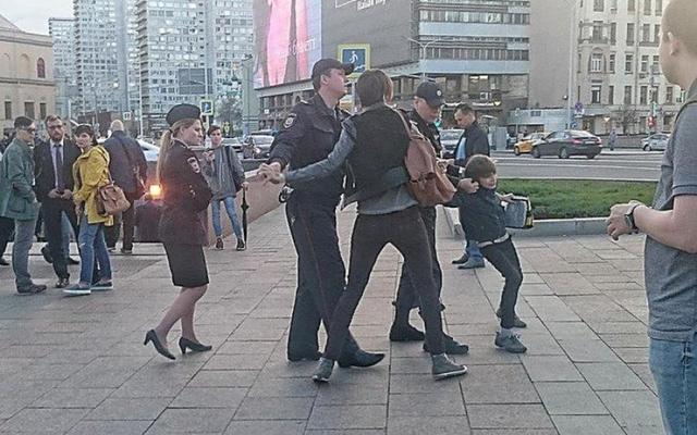 Искусство быть посторонним: журналист рассказал как выживают в России