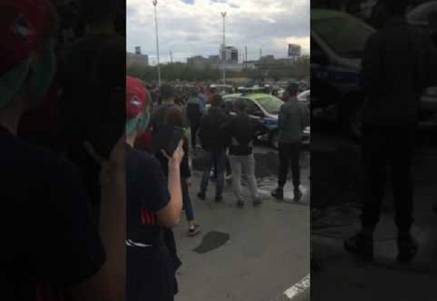 В Сети появилось видео, как российские подростки под крики "АУЕ" громили автомобили полиции