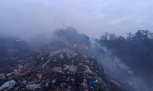 Пожар под Полтавой на свалке тушили почти сутки