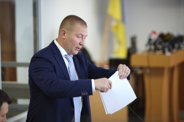 Защита Януковича просит обеспечить явку генпрокурора Луценко в суд