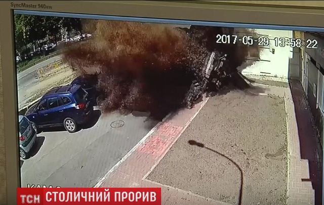 ЧП в Киеве: камеры зафиксировали момент прорыва тепломагистрали