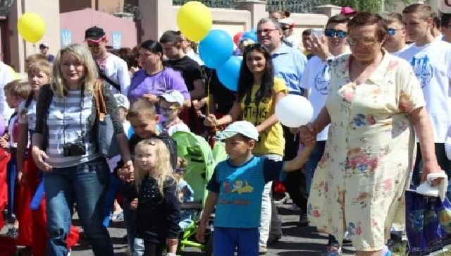 В Запорожье люди выстроились в длинную очередь за бесплатными подарками