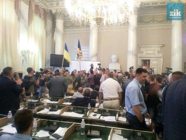 Львовский облсовет под видом националистов захватили русскоязычные парни