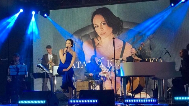 Жена мэра Кличко спела на крыше ЦУМа