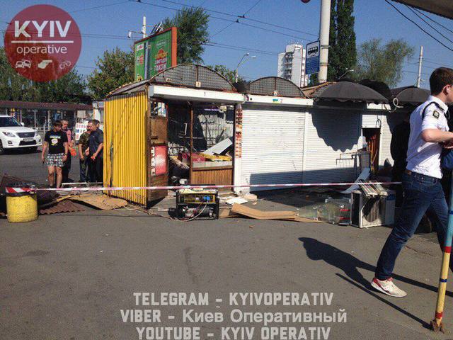 В Киеве на Петровке сносят рынок МАФов у входа в метро