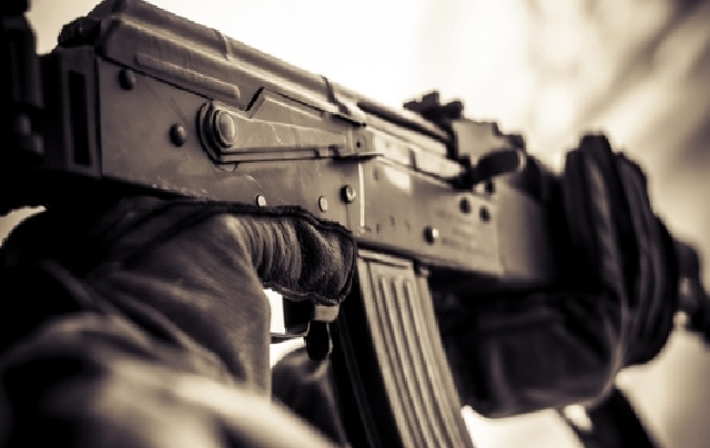 В Киеве грабители с автоматом обчистили «Ягуар»