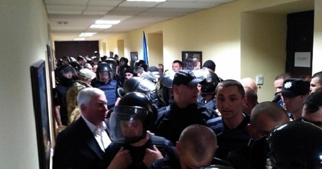 Потасовки в Киевсовете: полиция применила газ против добровольцев