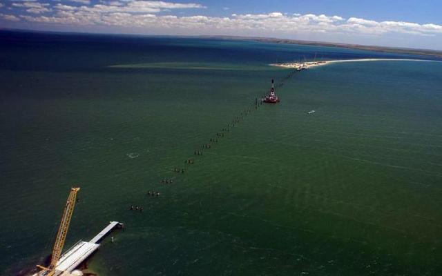 Країна-дурдом: блогер про російські "прогулянки" Керченським мостом