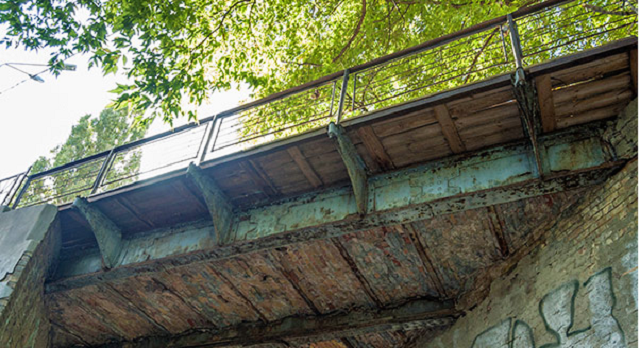 В Киеве может рухнуть еще один мост - старейший в столице