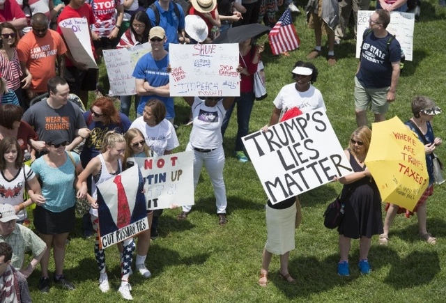 «Верните Америку!» Американцы вышли на марши против Трампа