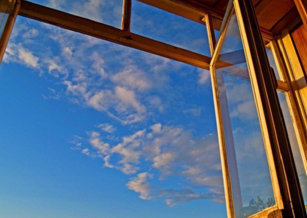 В Луцке патрульные поймали на лету прыгнувшего из окна суицидника