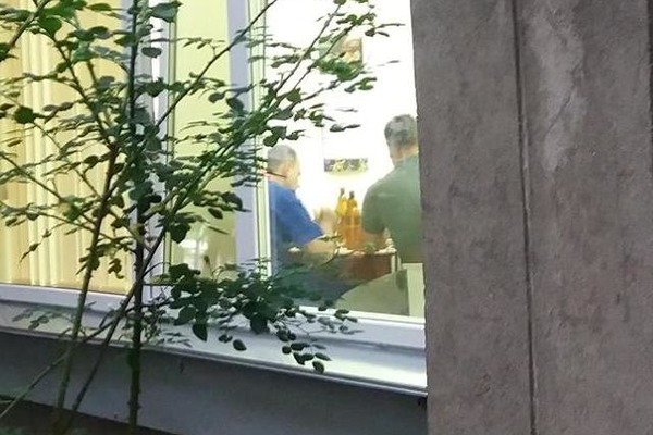 Стоматологи в Черкассах на работе распивали пиво с рыбой