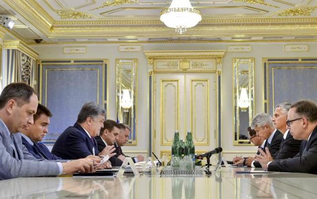 Порошенко назвал дату введения безвизового режима со Швейцарией