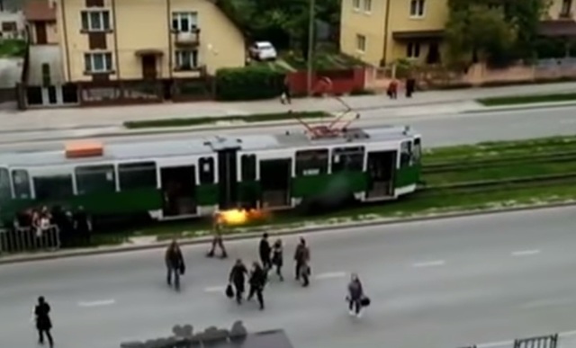 Во Львове наградили курсантов, которые спасли пассажиров из горящего трамвая