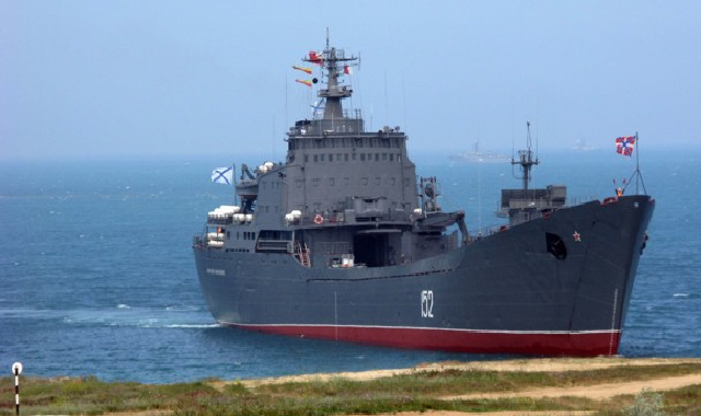 Російський військовий корабель обстріляв українські берегові об’єкти